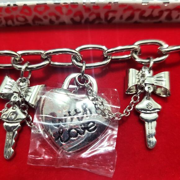 Guess Silver Tone Heart Charm Bracelet Gift Box Charm Bracelet - Picture 12 of 16